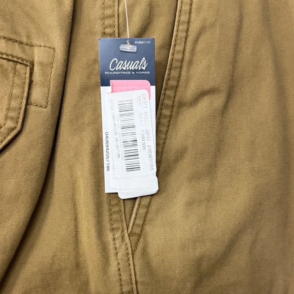 Roundtree & Yorke Men's Cargo Shorts — Olive - Picture 3 of 3